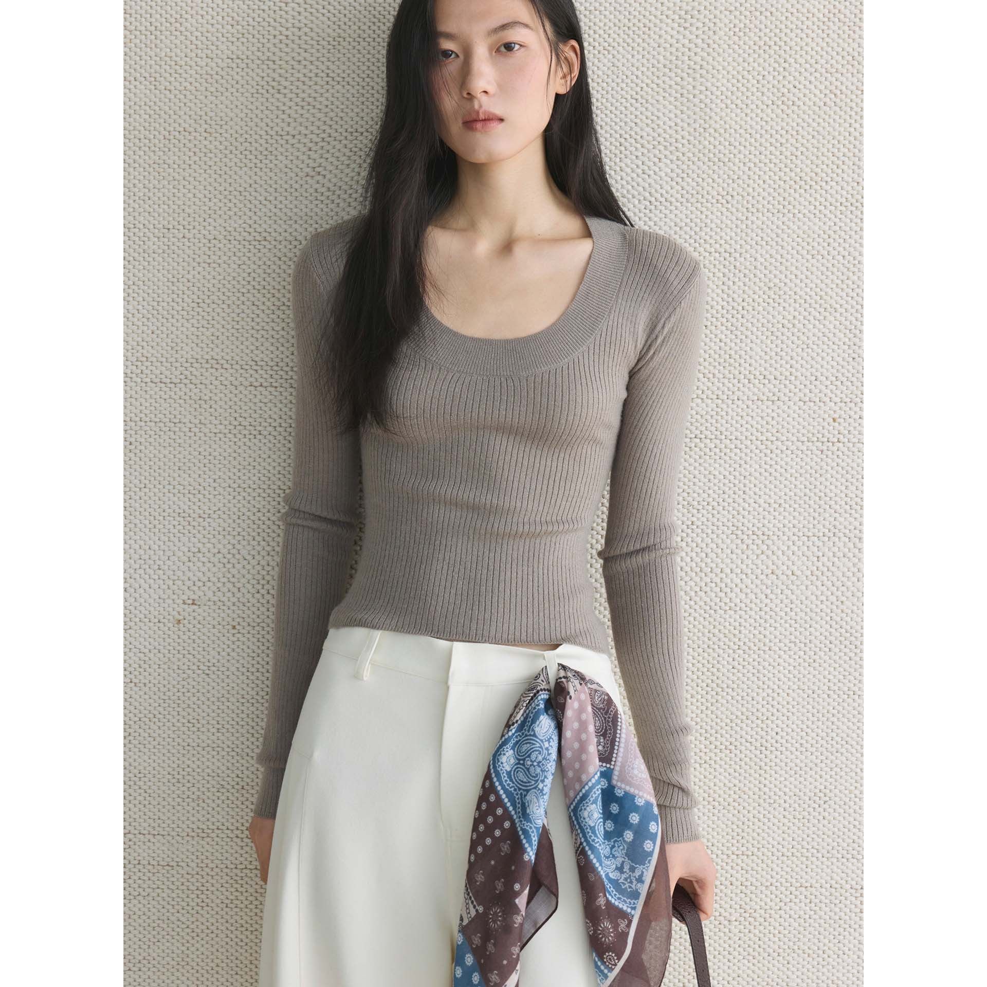 卢浮早春新款韩系简约休闲U领修身显瘦针织衫舒适打底长袖上衣女