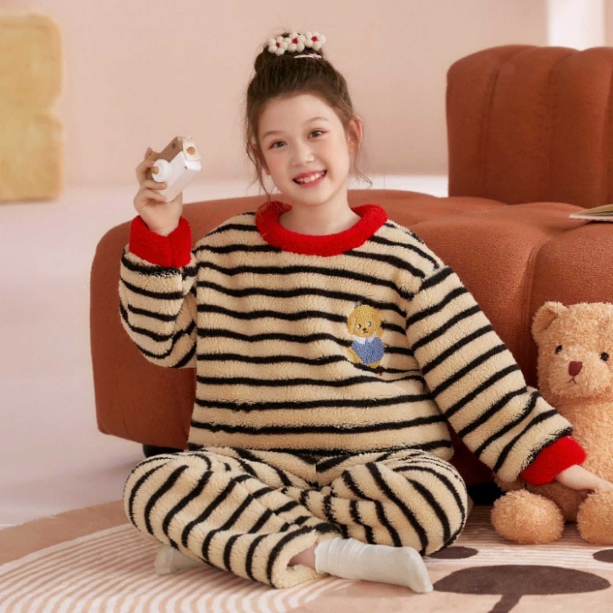 女童秋冬款珊瑚绒加厚七女孩冬季法兰绒大草莓开衫休息服儿童睡衣