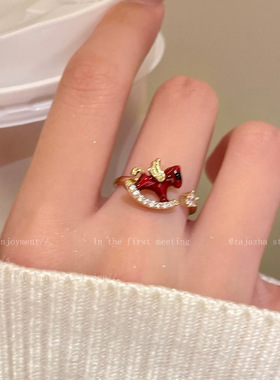 马年有福~复古红色小马戒指女小红书爆款本命年轻奢高级感食指戒