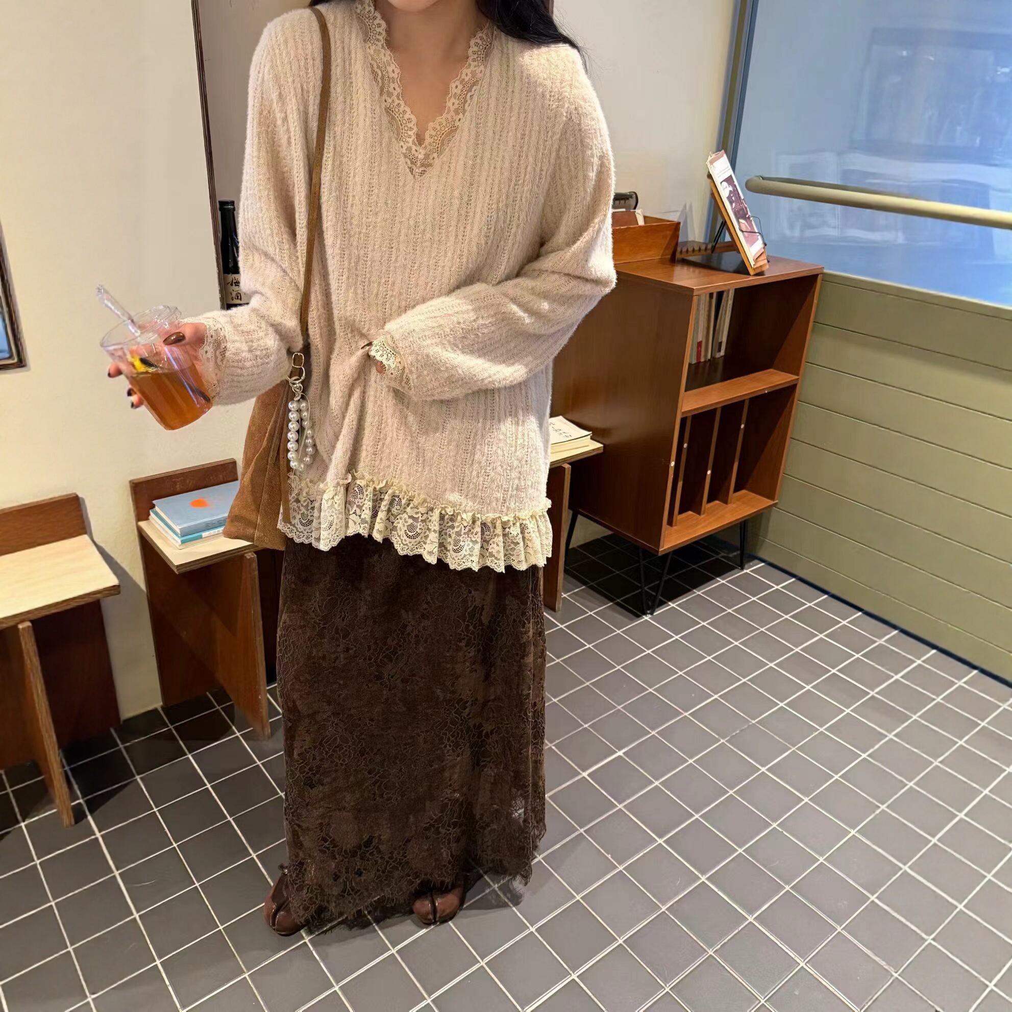 蕾丝花边v领长袖针织套衫毛衣女
