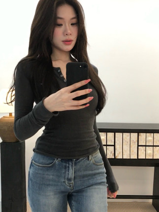 陈椿儿 V领排扣长袖T恤女秋冬修身显瘦内搭打底衫辣妹设计感