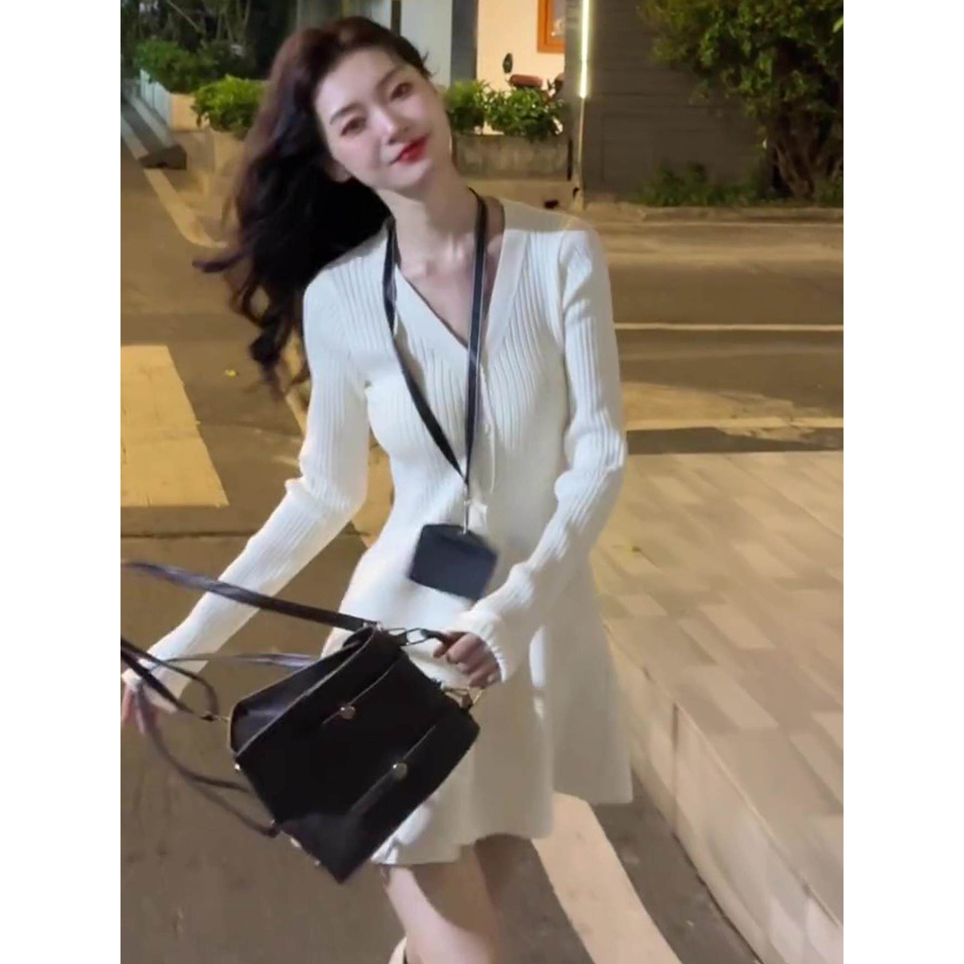 2025新款白色v领长袖针织连衣裙子女秋冬韩系小个子修身掐腰短裙
