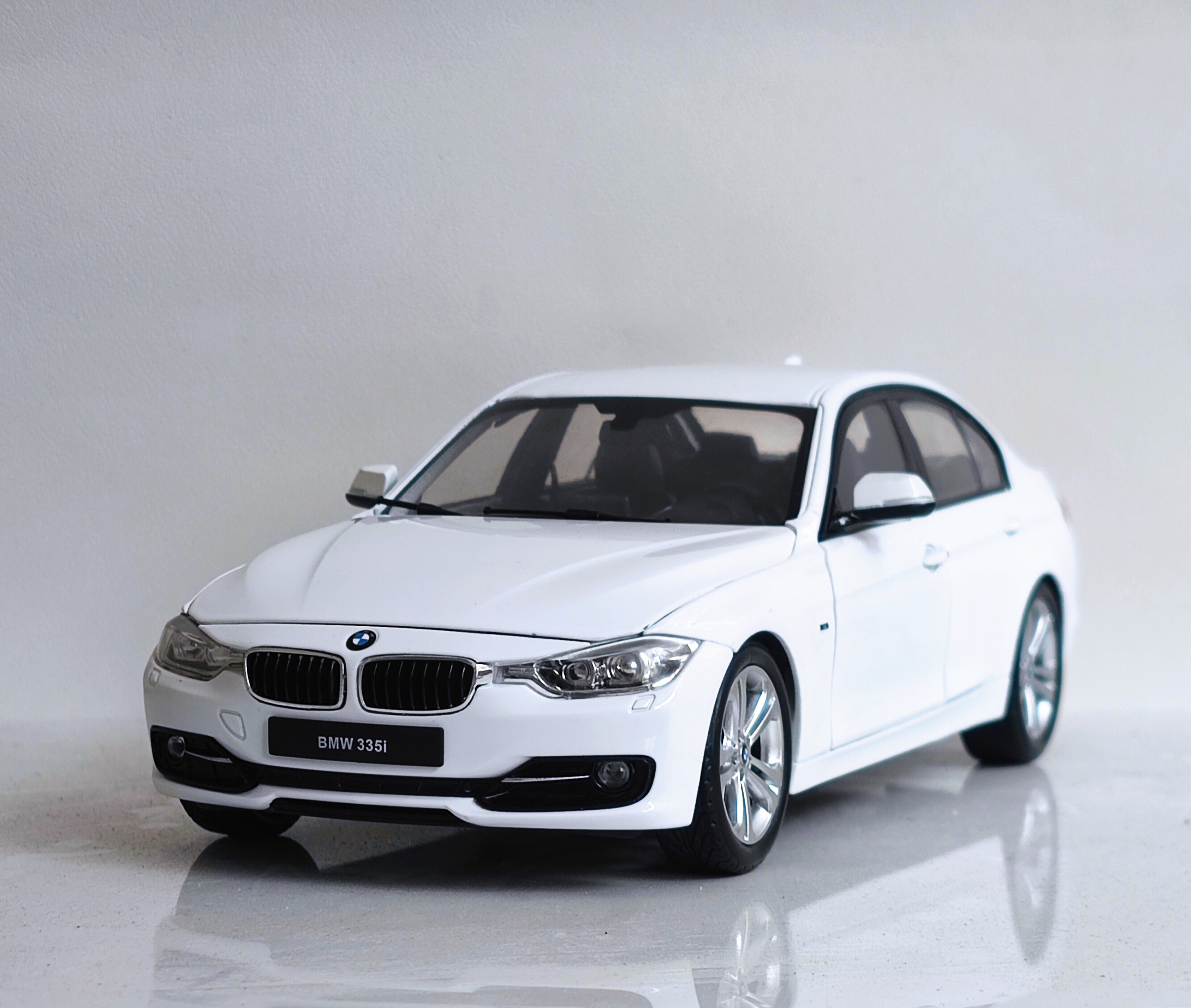 GTA威利1 18 原厂宝马3系BMW 335i F30老款3系合金汽车模型礼品