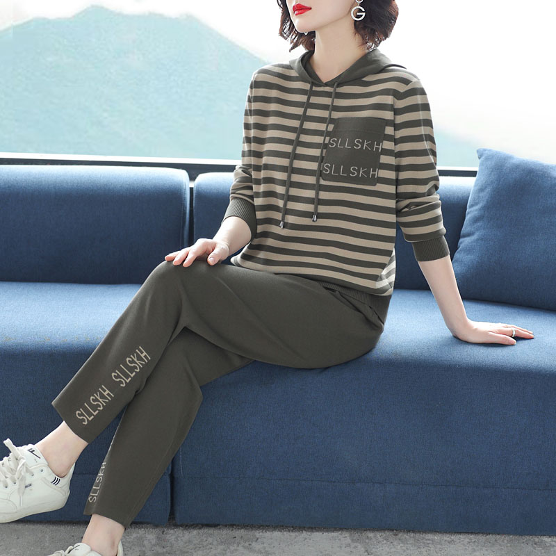 春秋季新款女装套装休闲运动服条纹显瘦卫衣妈妈装今年流行两件套