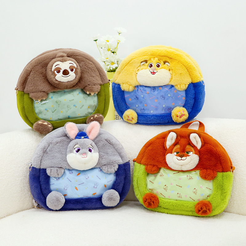 正版迪士尼维尼草莓熊毛绒斜挎包