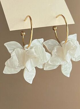 2024  ndy White Brown Resin Flower Hoop Earrings for Women F