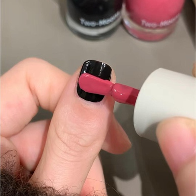 黑玫涂鸦好适合春夏涂的显白涂鸦Two-Moons S141黑色S498蔓越莓粉