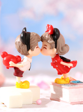 微景观现代塑料工艺可爱新款卡通红裙发卡亲嘴情侣蛋糕水晶球摆件