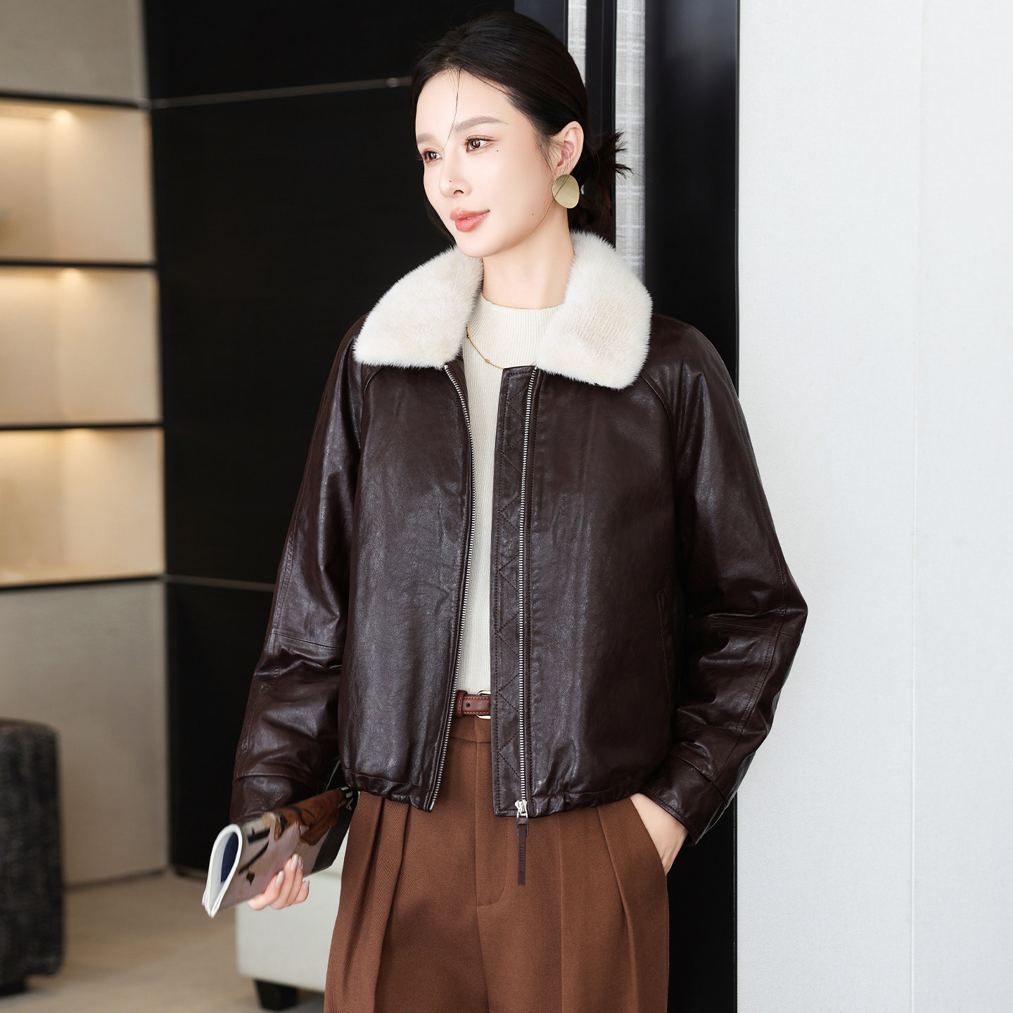 可拆卸水貂毛领白鹅绒皮衣外套女2026冬季新款短款真皮羽绒服洋气