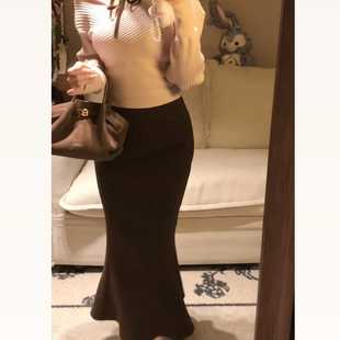 约会穿搭 显瘦鱼尾半裙两件套装 巧克力恋人 蕾丝一字肩毛衣修身