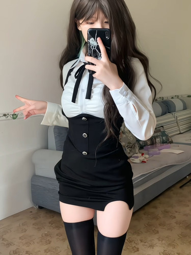 白色收腰衬衫学院挂脖背带连衣裙