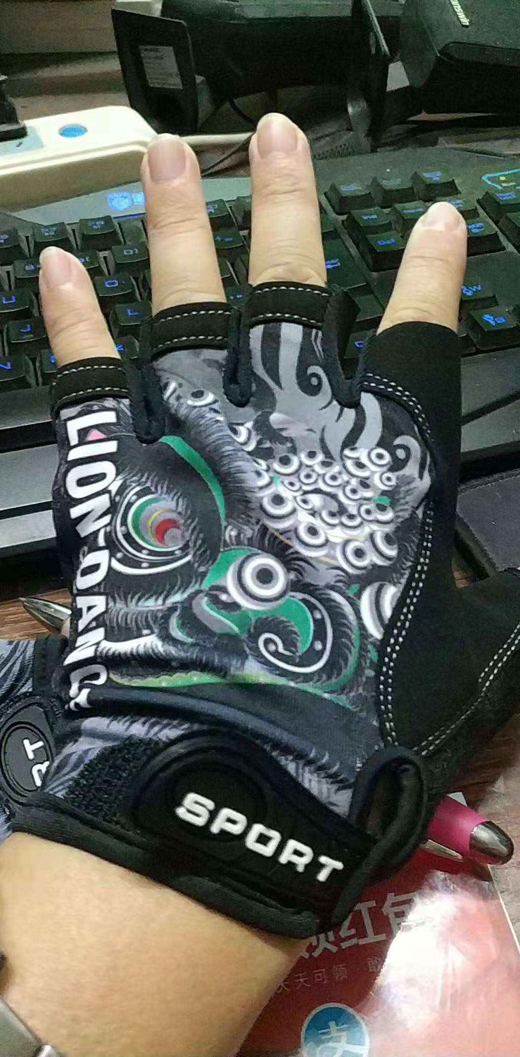 设计狮 醒狮文化 醒狮防滑手套 01