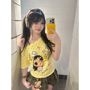 SIXMINU 少女多巴胺波点小玉斜肩短袖女夏宽松辣妹漏肩波点T恤女