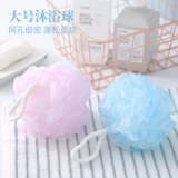 Большая ванна, мяч для купания, мяч для купания милая девушка втирает, потирая назад, пузыри, купание цветы, полотенце для ванны