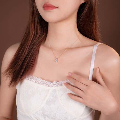 轻奢锆石方形吊坠项链女设计简约锁骨链2024年新款爆款高级感颈链