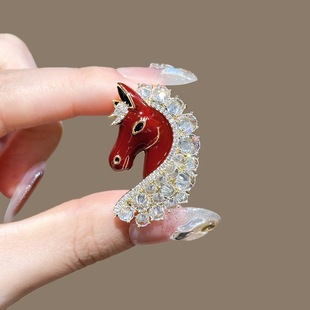高级感闪钻小马首胸针生肖马本命年别针配饰轻奢气质百搭胸花配饰