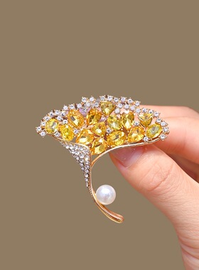韩系气质水晶黄色银杏叶胸针优雅精致清新百搭大衣胸针高级感配件