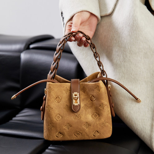 2026新款今年流行轻奢小众刺绣单肩包手提包时尚百搭水桶包斜挎包