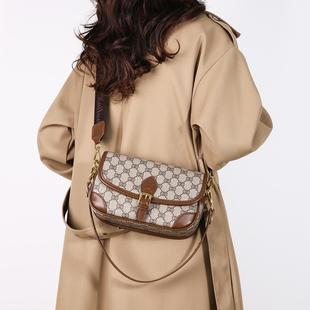 高级感包包女2026新款潮今年流行单肩斜挎包爆款宽带法棍包小方包