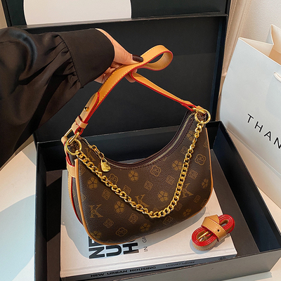 2025新款网红爆款复古老花链条拼色牛角包百搭单肩斜挎中古腋下包