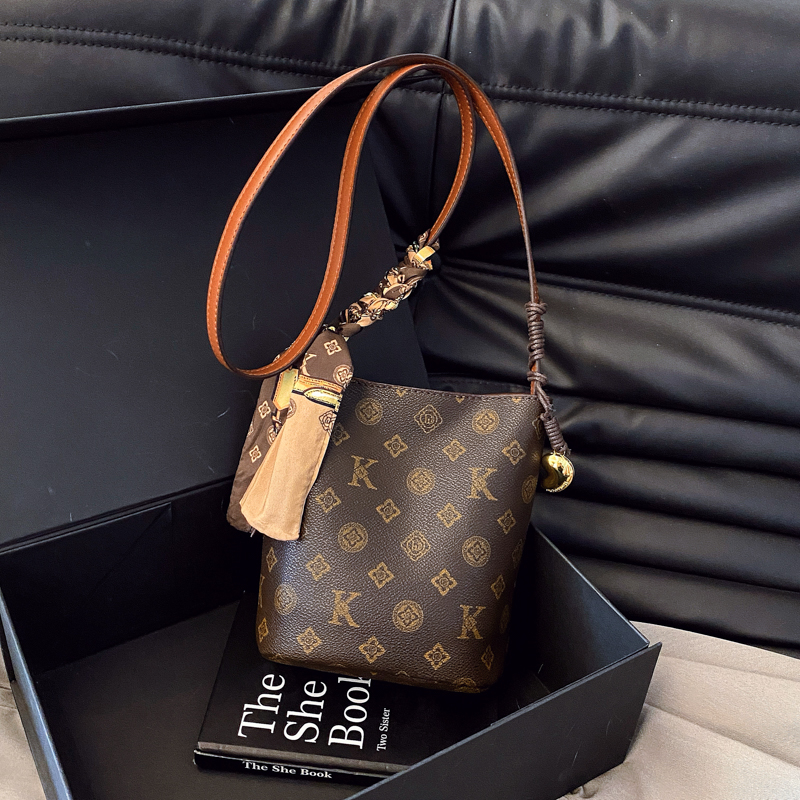 轻奢复古老花水桶包包女2025新款高级感通勤大包手提单肩斜挎包潮