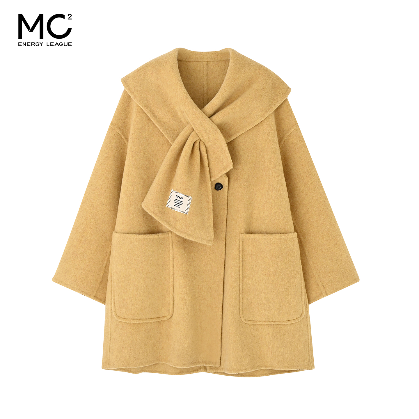 女装配围巾翻领羊毛双面呢大衣