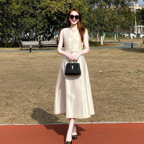 法式高级感杏色背心连衣裙子女夏季2026新款气质收腰显瘦a字长裙