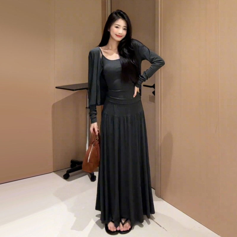 法式高级感灰色吊带连衣裙子女2026新款早秋韩系穿搭一整套装长裙