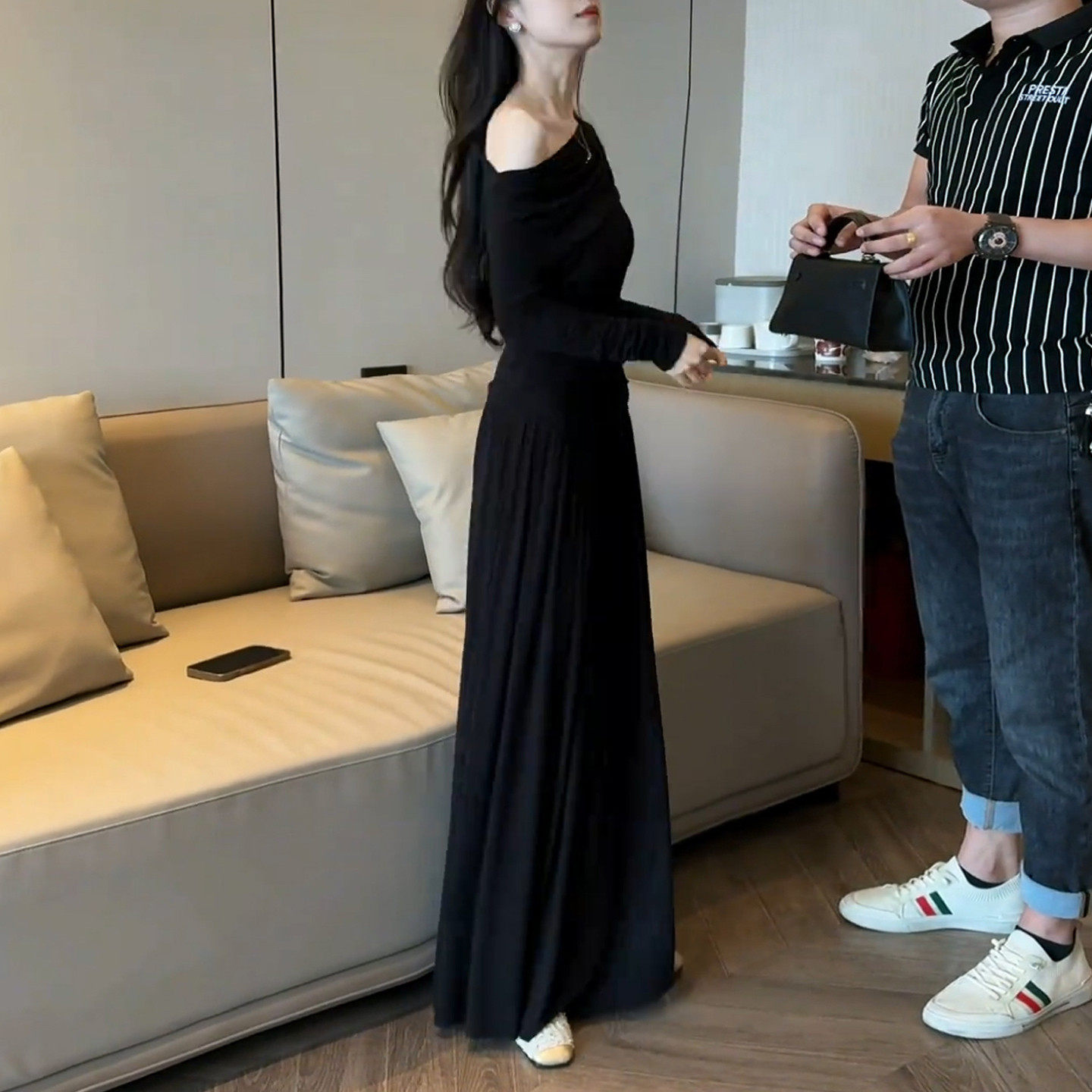 初夏季法式黑色斜肩连衣裙子女装夏2026新款穿搭套装收腰显瘦长裙