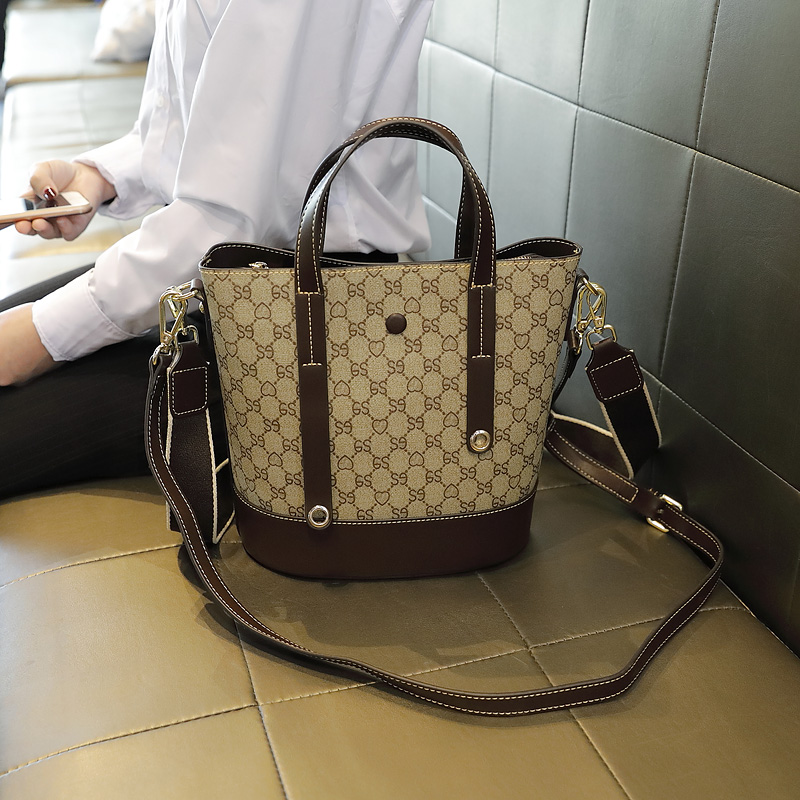 包包2021新款潮斜挎包女宽带时尚