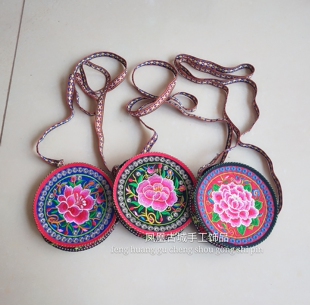 新款凤凰古城民族风特色纯手工两面绣花单肩包斜挎包迷你型小包包