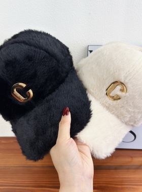 毛绒鸭舌帽女秋冬黑色帽子显脸小加厚保暖C字母太阳帽硬顶棒球帽