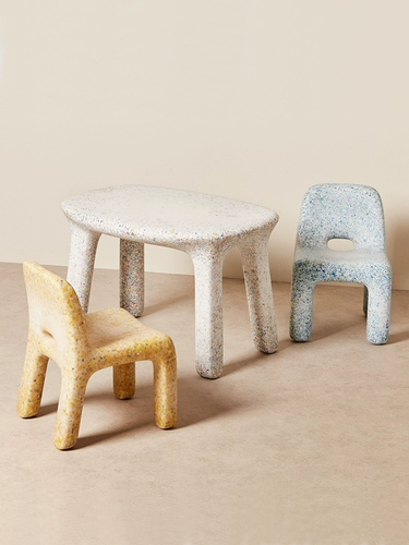 Северный экологически чистый пластиковый детский кресло ins net red red coundergarten baby table и дизайнер дизайнера стула на задней части скамьи на открытом воздухе