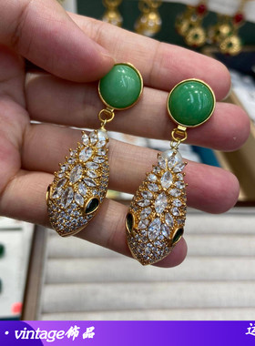 西洋中古铜镶嵌满密莱茵石设计款蛇头吊坠款耳饰搭配绿色玛瑙设计