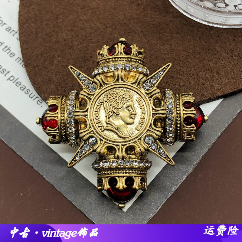 红色琉璃中古西伯利亚人头像胸针