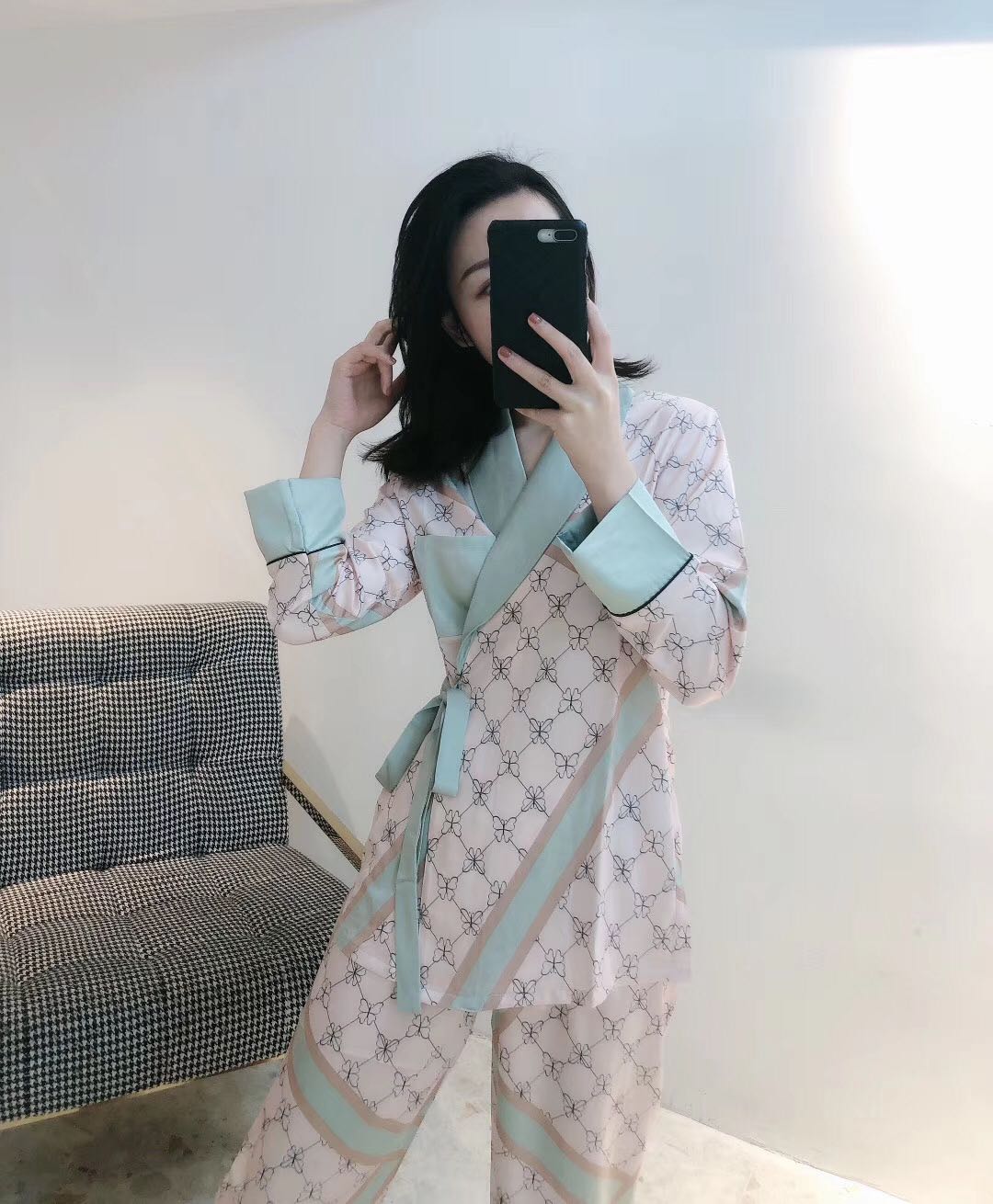 春秋新款蝴蝶睡衣冰丝简约时尚
