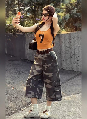 美式复古辣妹风橙色字母吊带背心+高腰灰色迷彩七分裤多口袋套装