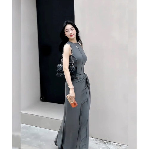 灰色高级感背心连衣裙2026夏季小众设计修身气质假两件包臀长裙子