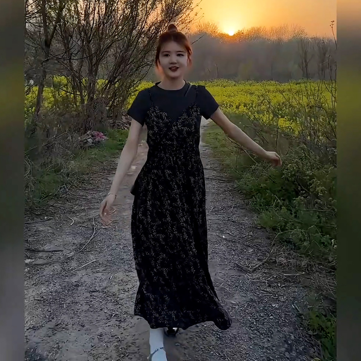 2026夏季简约显瘦套装女韩系高腰黑色碎花吊带连衣裙t恤两件套