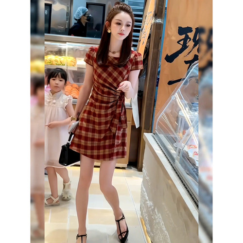 2026年夏季轻熟风复古红色格子连衣裙女新款修身显瘦绑带收腰短裙