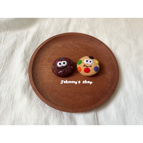 约翰尼的小熊｜羊毛毡手作黄油黑巧M豆糖针曲奇别针胸针格纹发夹