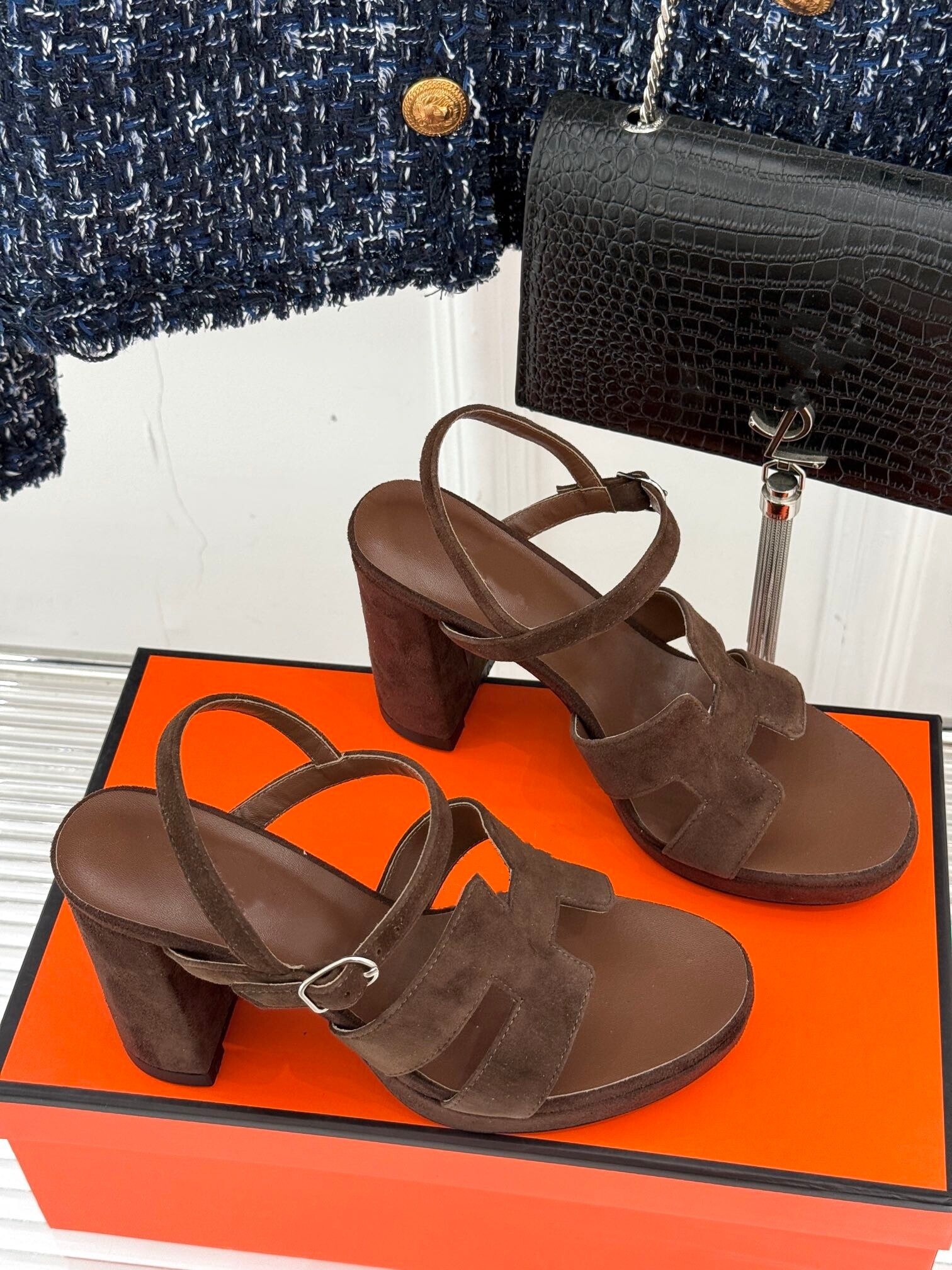 春夏新款麂皮丝绒一字扣带防水台厚底女凉鞋复古显瘦粗跟高跟女鞋