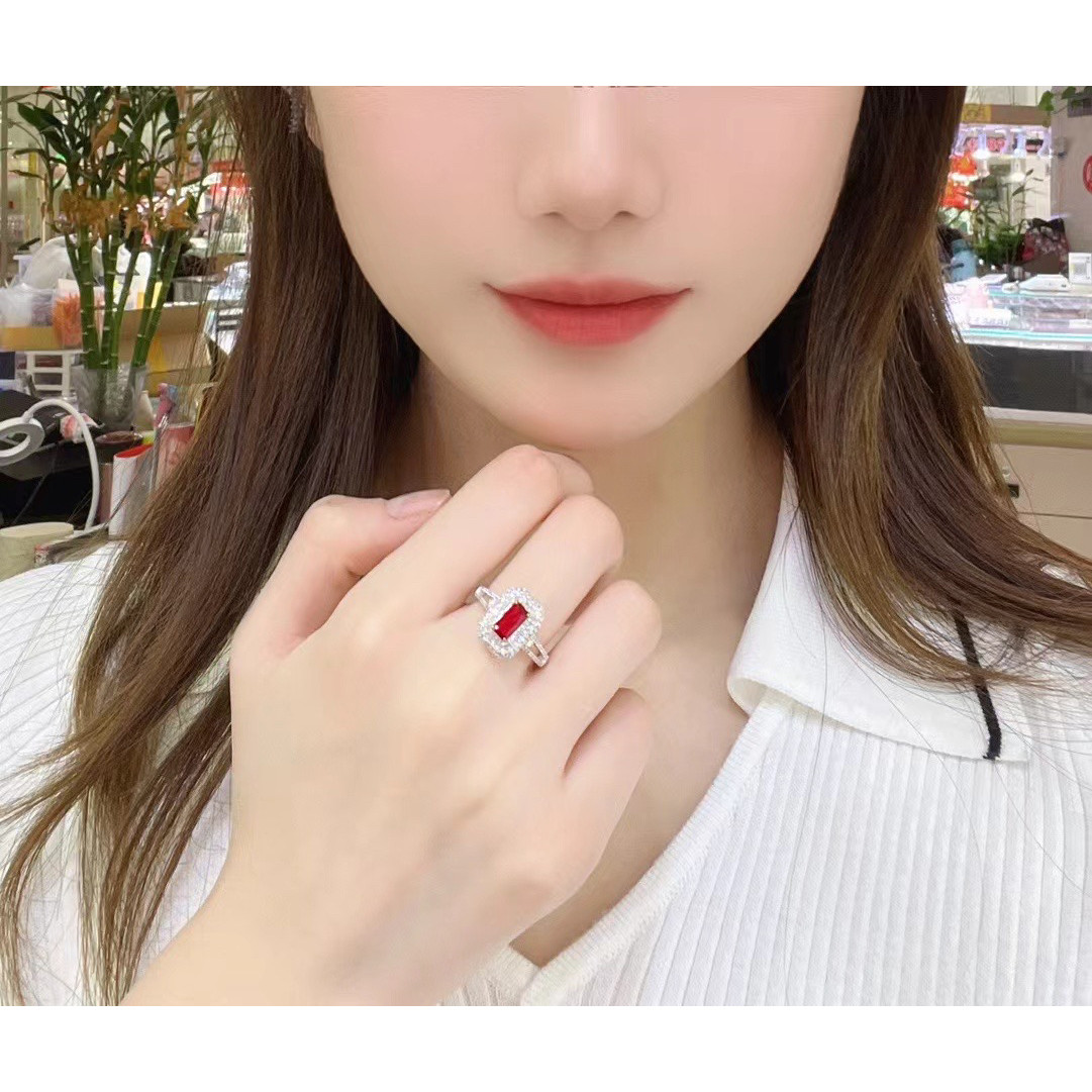 1.03克拉缅甸鸽血红天然红宝石戒指女 18K金镶嵌钻石现货