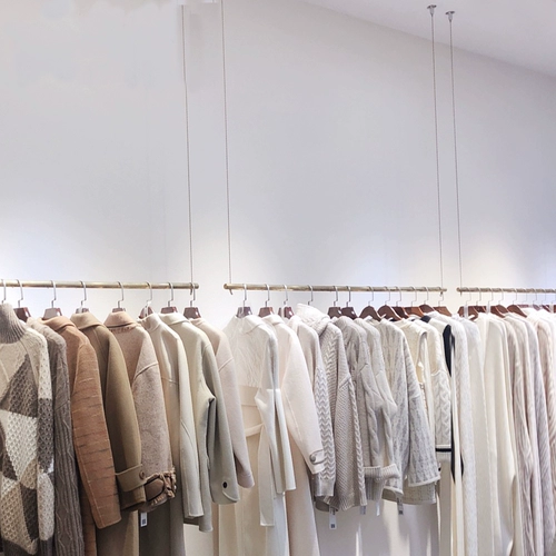 Женская одежда магазина полки простые подвесные потолочные проволочные потолки потолок сплошной древесина детская одежда специальная витрина висящая одежда.