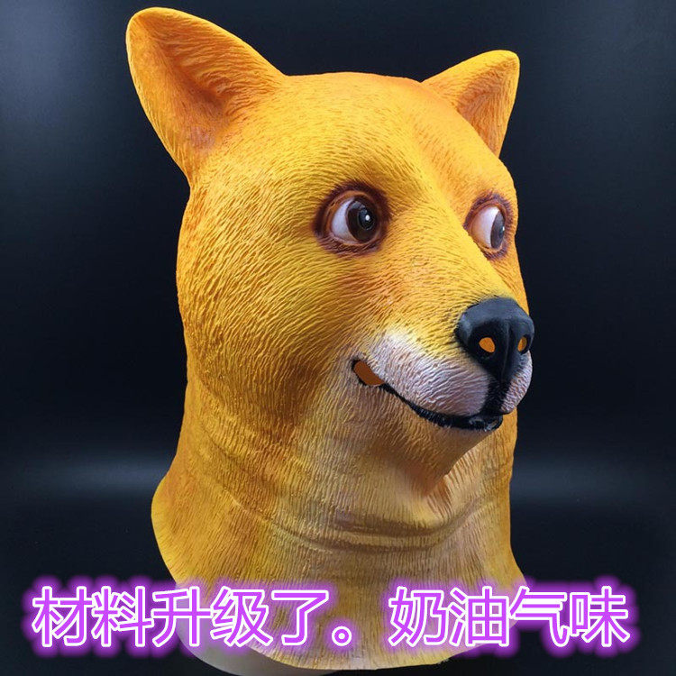 该面具为搪胶制作，会有一点气味，收到货物之后可以用沐浴露清洗下在晒晒太阳使用哦。宝贝卖出不是质量问题拒不退货。小本生意。面具收到后由于快递运输过程中有压变形的。请用吹风机吹吹或者太阳晒晒。能恢复面具的形状