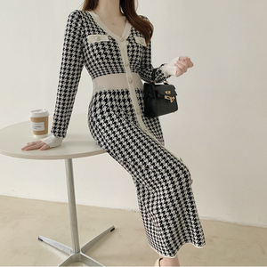 RM22787#复古气质V领千鸟格设计修身显瘦单排扣长袖针织连衣裙女