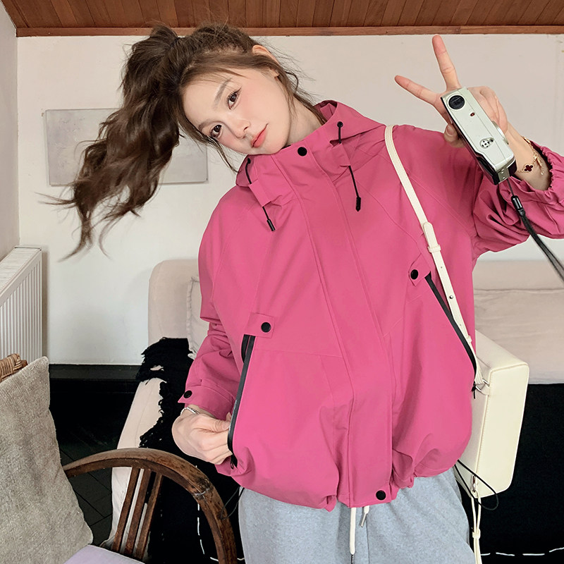 玫红色韩版户外休闲风冲锋外套女2025年春季新款宽松百搭连帽夹克,女装短外套,浙宝089