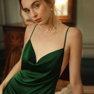 性感睡衣2026年新款 火辣荡领冰丝大露背墨绿色纯欲吊带睡裙女春秋