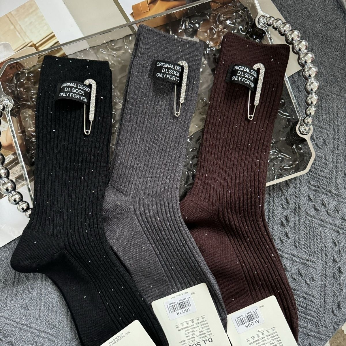 秋冬款钻别针饰品高筒亮片袜子女ins欧货洋气个性布标外穿堆堆袜