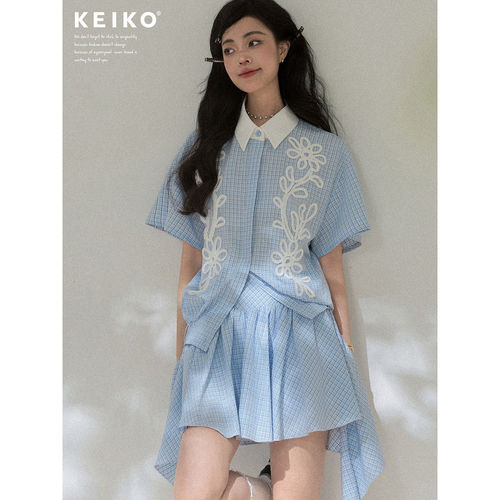 KEIKO 氧气感通勤穿搭夏季蓝色格子polo领刺绣短袖衬衫半身裙套装